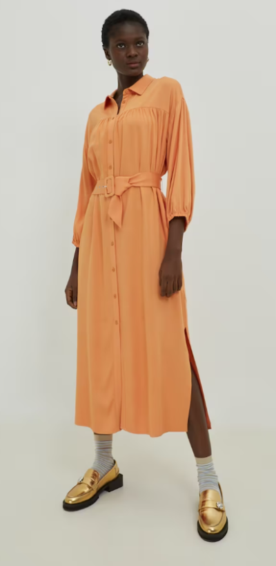 Modelka v oranžových košilových šatech