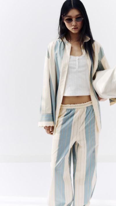 Modelka v pruhovaných kalhotách a košili