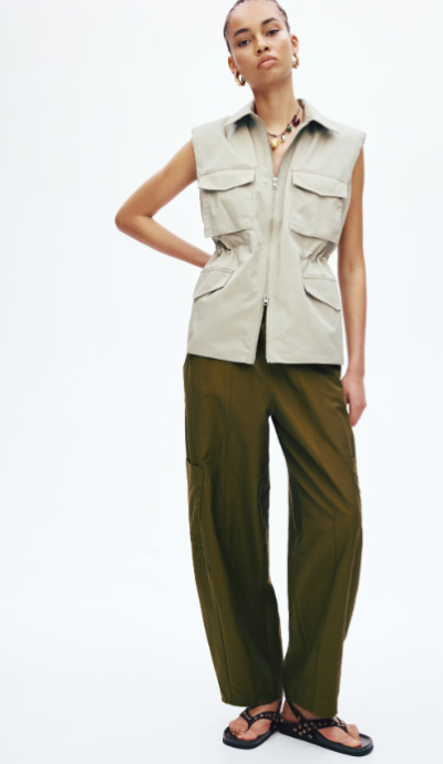 Modelka ve vestě a kalhotách