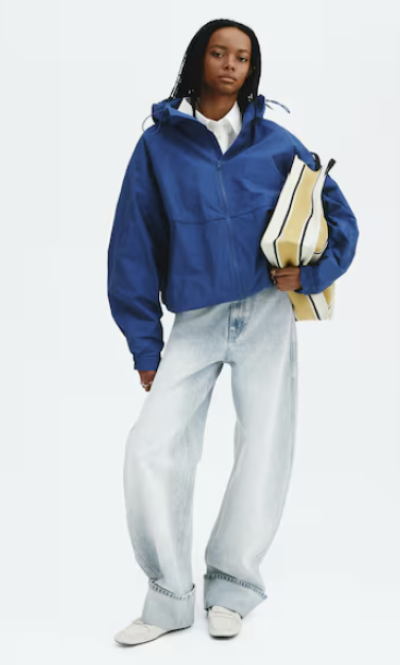 Modelka v modré větrovce a džínách