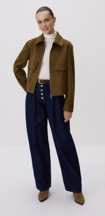 Modelka v džínách a hnědé bundě