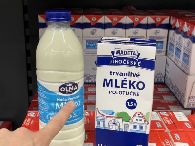 Čerstvé a trvanlivé mléko v supermarketu