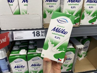 Mléko v supermarketu
