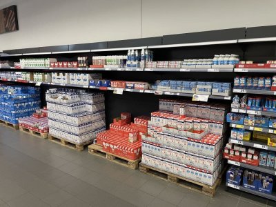 Mléka v regálu supermarketu