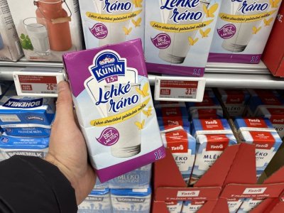 Mléko v supermarketu