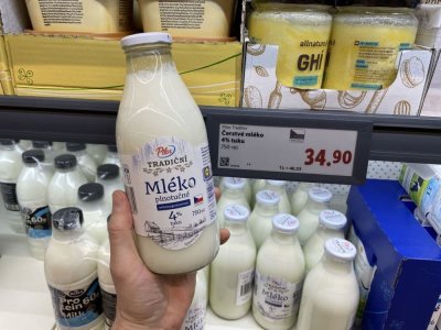 Mléko v supermarketu