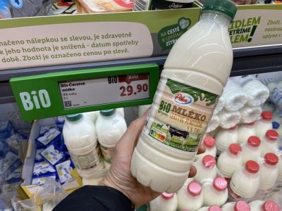 Mléko v supermarketu