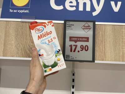Mléko v supermarketu
