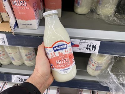 Mléko v supermarketu