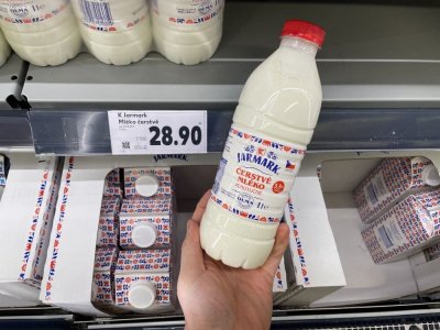 Mléko v supermarketu