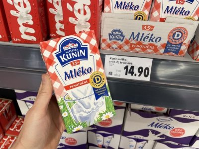 Mléko v supermarketu
