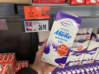 Mléko v supermarketu