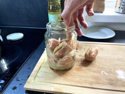 Nakládání špekáčků do sklenice