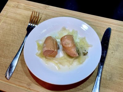 Utopenec s cibulí na talíři