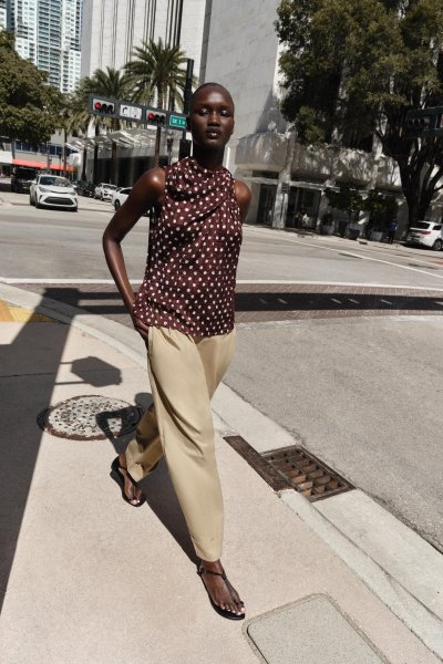 Modelka v blůze s puntíky v městském prostředí