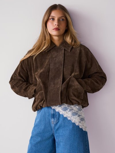 Modelka v kožené bundě