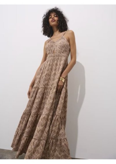 Žena v dlouhých letních šatech