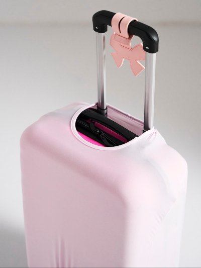 Růžový obal na kufr