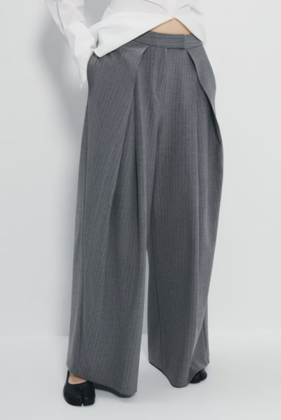 Šedé kalhoty s širokými nohavicemi