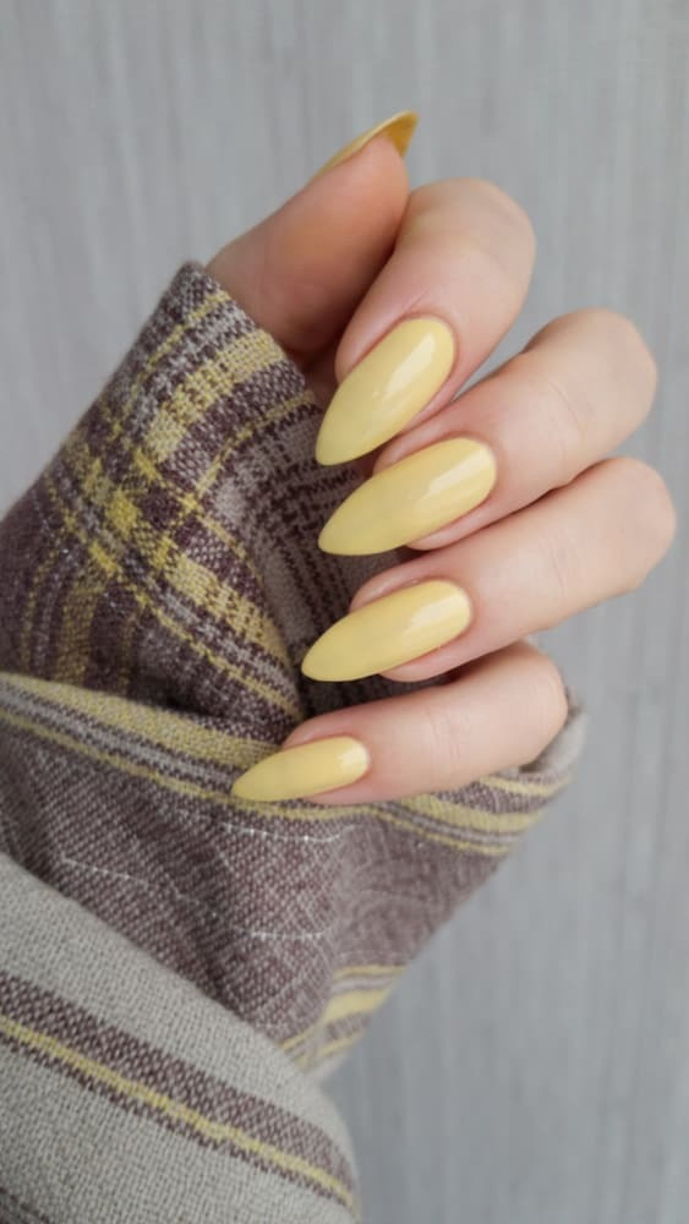 Pastelové žluté nehty