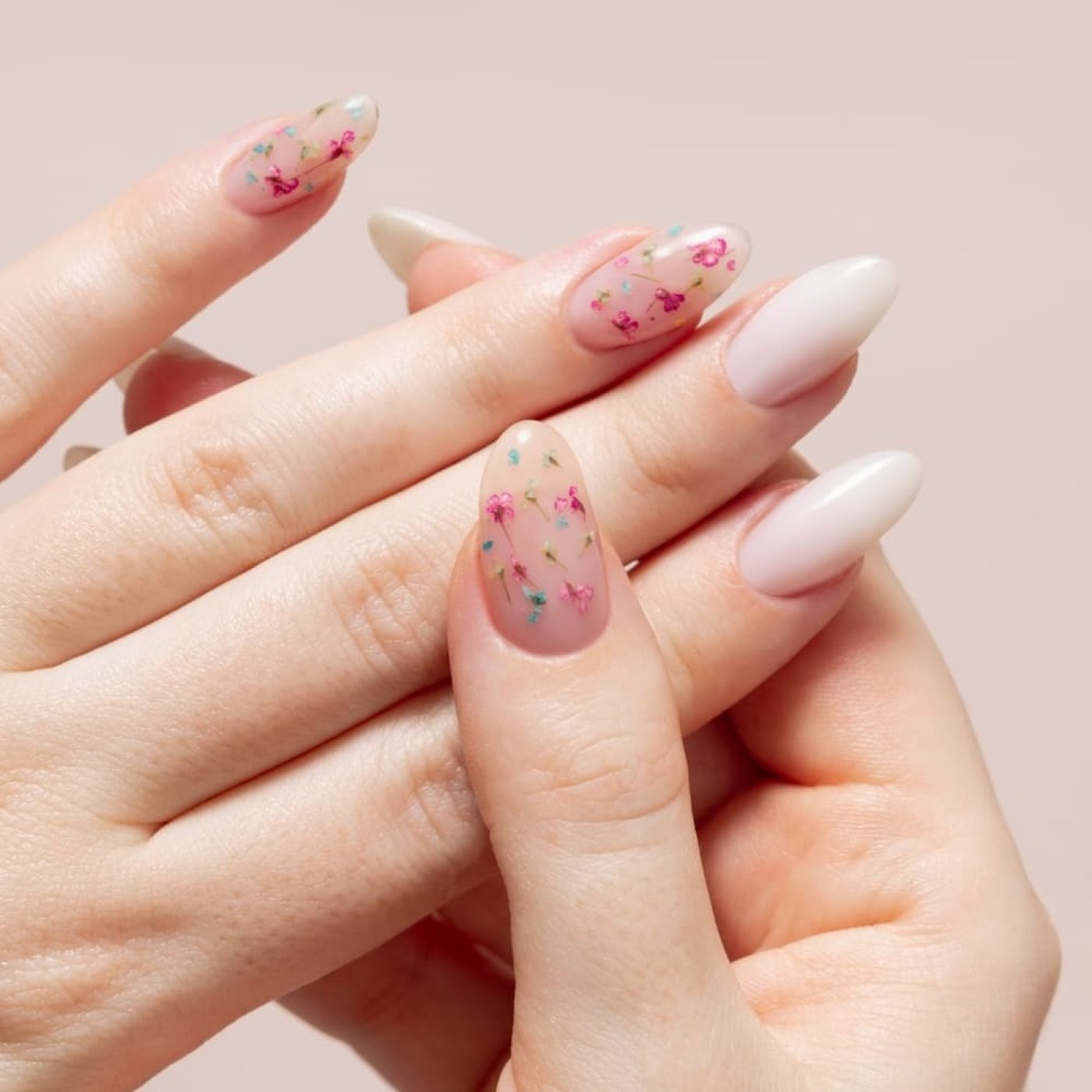 Nalakované nehty s květinovým vzorem
