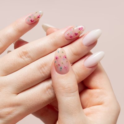 Nalakované nehty s květinovým vzorem