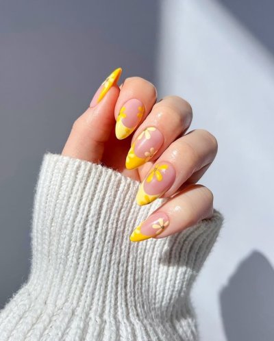 Nalakované nehty s květinovým vzorem