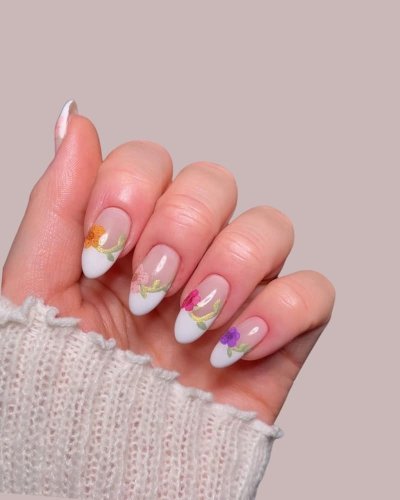 Nalakované nehty s květinovým vzorem
