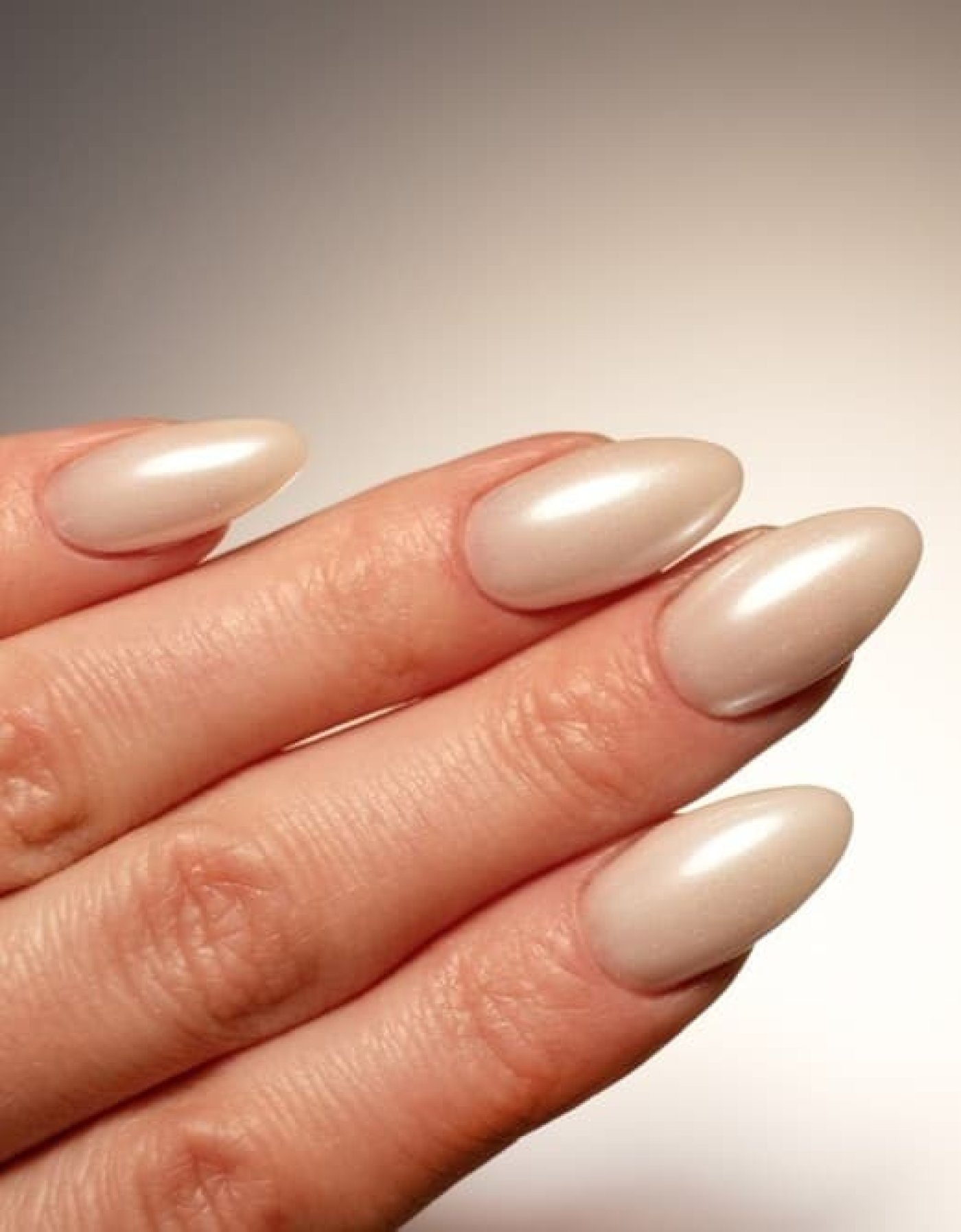 Světlé nude nehty s lesklým finišem
