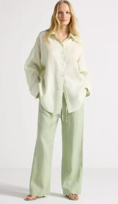 Žena v zelených kalhotách