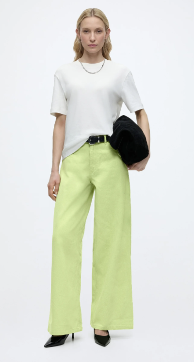 Žena v zelených kalhotách