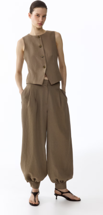 Žena v hnědých kalhotách