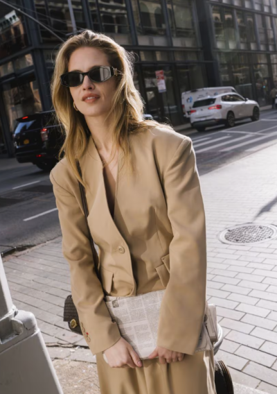 Žena v béžovém saku