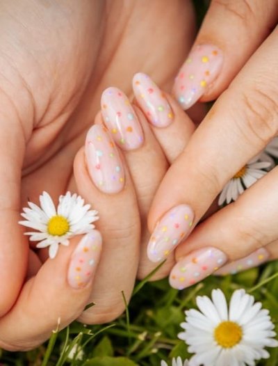 Nalakované nehty s jemnými puntíky