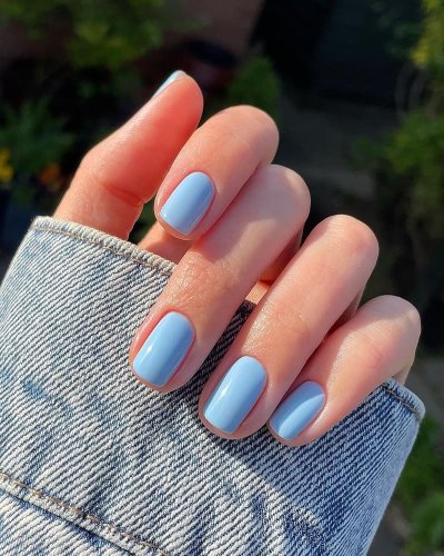 Světle modré nehty