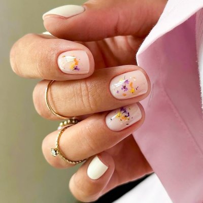 Nalakované nehty s květinovým vzorem
