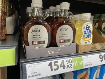 Javorový sirup v regálu