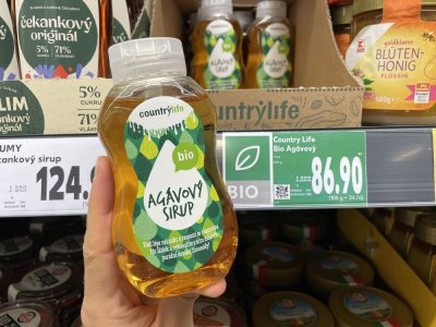 Agávový sirup v rukou