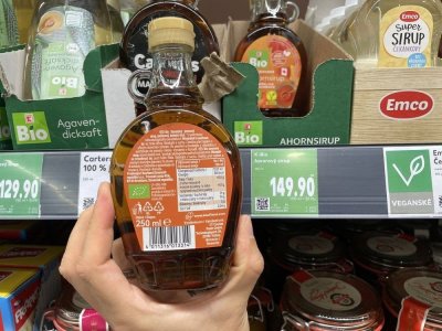 Javorový sirup v rukou