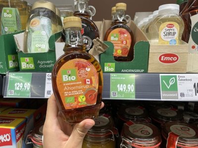 Javorový sirup v rukou