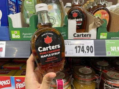 Javorový sirup v rukou