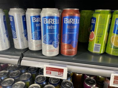 Nealko piva v regálu obchodu