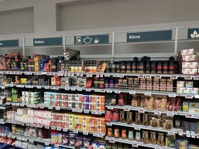 Různé druhy kávy v regálu supermarketu