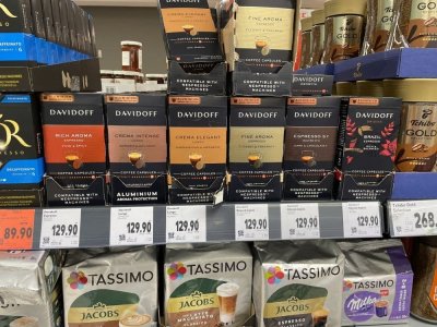 Kávové kapsle v supermarketu