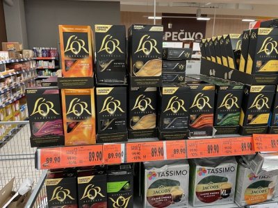 Kávové kapsle v supermarketu