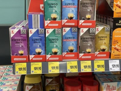 Kávové kapsle v supermarketu