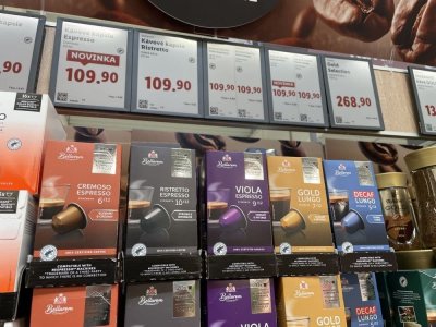 Kávové kapsle v supermarketu