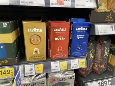 Kávové kapsle v supermarketu