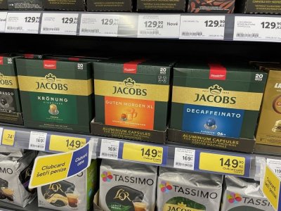 Kávové kapsle v supermarketu