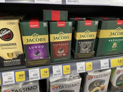 Kávové kapsle v supermarketu